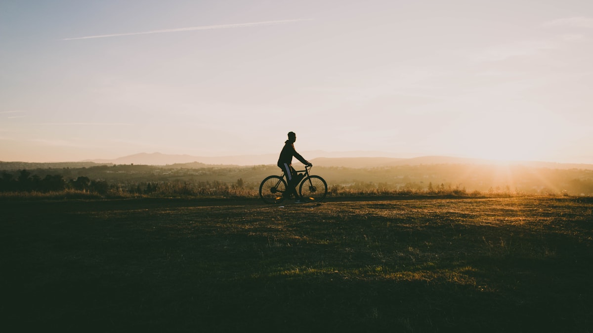 Van de dagelijkse forens tot een lange tocht bij zonsondergang: fietsen is in Nederland veel meer dan alleen vervoer.